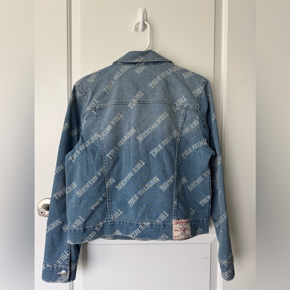 NWT True Religion Allover Logo Relaxed Trucker Jacket - Picture 15 of 16